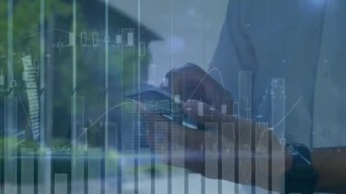 Akıllı telefon kullanan erkekler üzerinde finansal veri işleme animasyonu. küresel iş, finans, veri işleme ve dijital arayüz kavramı dijital olarak oluşturulmuş video.