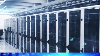 Sunucu odasındaki veri işleme ve ışık izlerinin animasyonu. küresel teknoloji, veri işleme ve dijital arayüz kavramı dijital olarak oluşturulmuş video.