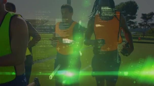 競技場を走る男性サッカー選手のチームに対する光とデータ処理の緑のスポット スポーツとテクノロジーの概念は — ストック動画