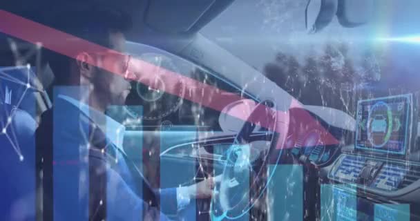 Animacja Połączeń Strzałek Wykresów Nad Białym Mężczyzną Prowadzącym Samochód Koncepcja — Wideo stockowe