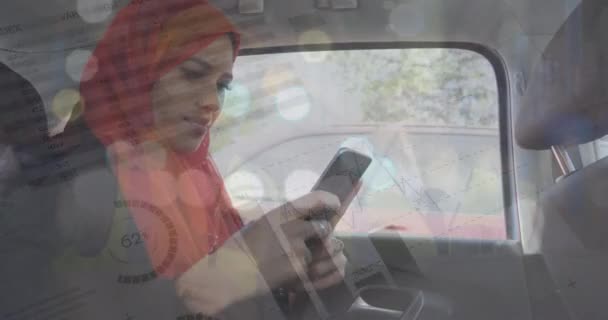 在车里用智能手机对妇女头巾进行的统计数据处理 全球联网和技术概念 — 图库视频影像