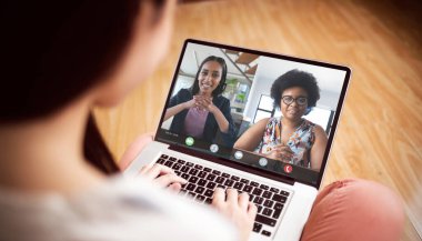 Kadın bağımsız çalışan, evde çalışırken Afrikalı Amerikalı iş kadınlarıyla konferans videosu. değiştirilmemiş, çevrimiçi, teknoloji, internet, iş, takım çalışması.