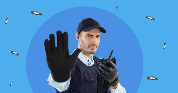 Retrato Jovem Policial Caucasiano Com Walkie Talkie Gesticulando Sinal Parada — Fotografia de Stock