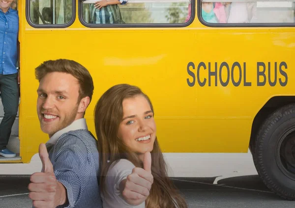 背景にスクールバスに親指を立てている白人夫婦の複合的なイメージ 学校や教育の概念 — ストック写真
