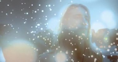 Denize yakın kayalıklarda yürüyen beyaz adama karşı parlayan ışık noktaları. Seyahat ve tatil kavramı