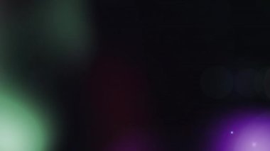 Koyu arkaplanda hareket eden renkli ışıkların canlandırması. renk, hareket ve enerji konsepti dijital olarak oluşturulmuş video.