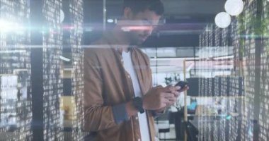 Çift ırklı iş adamının veri işleme üzerinde akıllı telefon kullanmasının animasyonu. küresel iş, finans, bağlantılar ve dijital arayüz konsepti dijital olarak oluşturulmuş video.