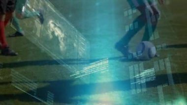 Futbol oynayan erkek futbolcuların düşük seviyeli takımlarıyla veri işleme arayüzü. spor ve teknoloji konsepti