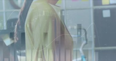 Kafkasyalı iş kadını üzerinden finansal veri işleme animasyonu. küresel iş, finans, veri işleme ve dijital arayüz kavramı dijital olarak oluşturulmuş video.