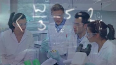 Laboratuvar şehirlerindeki çeşitli bilim adamları üzerinde matematiksel denklemlerin animasyonu. küresel bilim, teknoloji ve dijital arayüz kavramı dijital olarak oluşturulmuş video.