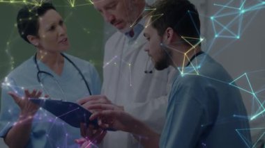 Kafkasyalı doktor ve şekillerin üzerinde panosu olan hemşirelerin animasyonu. küresel iş, bağlantılar ve dijital arayüz konsepti dijital olarak oluşturulmuş video.