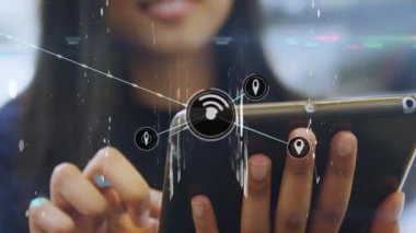 Akıllı telefon kullanan iki ırklı iş kadınlarının bağlantı ağının animasyonu. küresel bağlantılar, veri işleme ve dijital arayüz konsepti dijital olarak oluşturulmuş video.