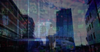 Kafkas iş kadını ve şehir manzarası üzerinde veri işleme animasyonu. küresel iş, finans, bağlantılar ve dijital arayüz konsepti dijital olarak oluşturulmuş video.