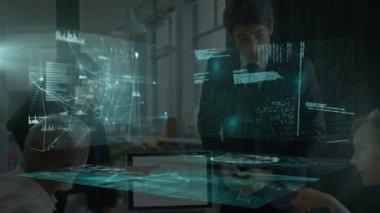 Çeşitli iş adamları üzerinde veri işleme ve bağlantı ağının animasyonu. küresel iş, teknoloji ve dijital arayüz kavramı dijital olarak oluşturulmuş video.