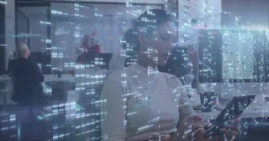 Çeşitli iş adamları üzerinde hareket eden sütunların animasyonu. küresel iş, teknoloji ve dijital arayüz kavramı dijital olarak oluşturulmuş video.