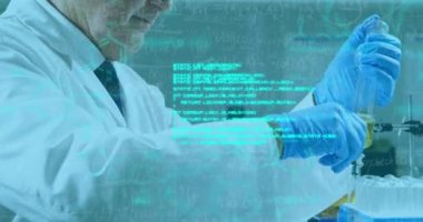 Kafkasyalı kıdemli erkek laboratuvar çalışanı üzerinde bilimsel veri işleme animasyonu. Bilim, insan biyolojisi, teknoloji ve dijital arayüz konsepti dijital olarak oluşturulmuş video.