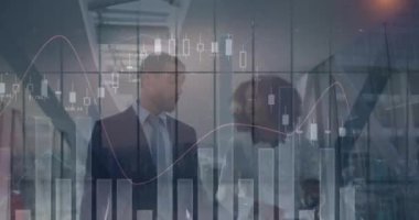 Çeşitli iş adamlarının konuşmaları ve yürümeleri üzerine veri işleme animasyonu. küresel iş, finans, bağlantılar ve dijital arayüz konsepti dijital olarak oluşturulmuş video.