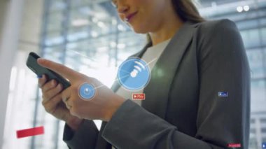 Akıllı telefon kullanan beyaz kadın üzerindeki simgelerle bağlantı ağının animasyonu. küresel bağlantılar, veri işleme ve dijital arayüz konsepti dijital olarak oluşturulmuş video.