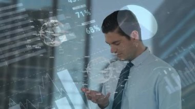 Veri işleme üzerine beyaz iş adamının animasyonu. küresel iş, bağlantılar ve dijital arayüz konsepti dijital olarak oluşturulmuş video.