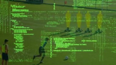 Spor sahasında futbol oynayan erkek futbolcuya karşı veri işleme. spor ve teknoloji konsepti