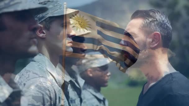 Animação Bandeira Uruguai Sobre Diversos Soldados Conceito Patriotismo Celebração Vídeo — Vídeo de Stock