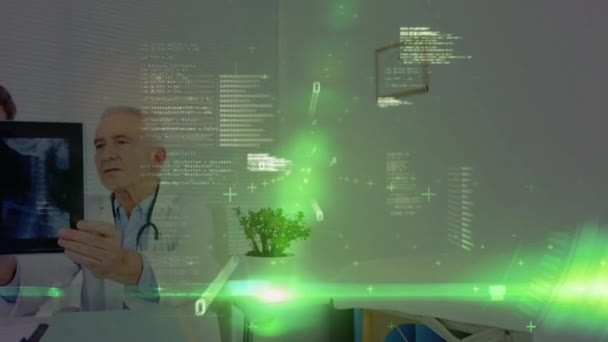 原因アジアの男性医師と男性保健従事者によるX線報告書に関するデータ処理 医療と技術の概念 — ストック動画