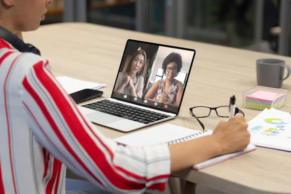 Multiraciale Vrouwelijke Collega Tijdens Online Ontmoeting Met Aziatische Zakenvrouw Functie — Stockfoto