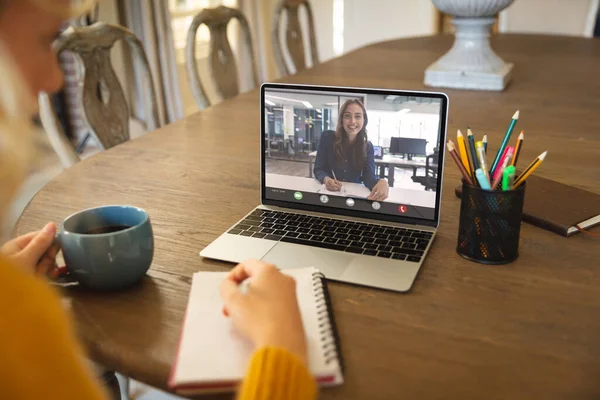 Feliz Mujer Negocios Caucásica Escribiendo Durante Una Videollamada Con Una — Foto de Stock