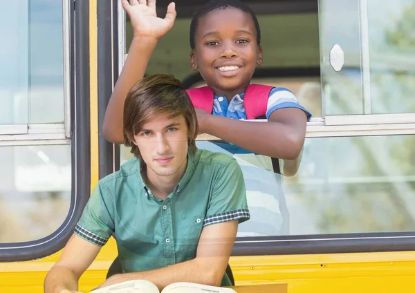 Imagem Composta Menino Caucasiano Contra Menino Afro Americano Acenando Ônibus — Fotografia de Stock