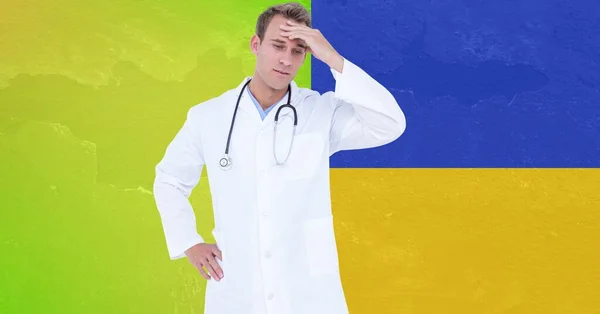 Stressato Medico Maschio Caucasico Contro Sfondo Disegno Bandiera Ucraina Crisi — Foto Stock