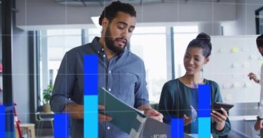 Çift ırklı iş adamlarının konuşmaları üzerine veri işleme animasyonu. Küresel iş ve dijital arayüz kavramı dijital olarak oluşturulmuş video.