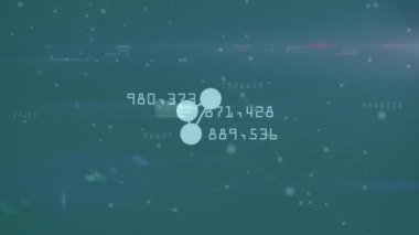 Mavi arka planda yüzen veri işleme ve geometrik şekillerin dijital animasyonu. küresel ağ ve bilgisayar arayüzü teknolojisi kavramı