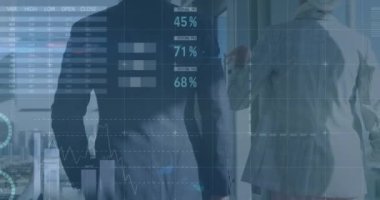 Ekonomik verilerin ve grafiklerin animasyonları farklı iş adamlarının yürüyüşlerine bakıyor. işletme, finans, ekonomi ve teknoloji konsepti dijital olarak oluşturulmuş video.