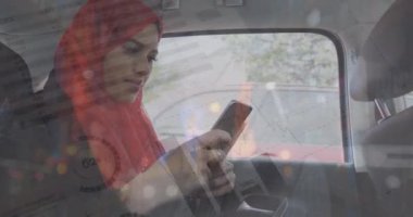 Akıllı telefon kullanan melez bir kadın üzerinde veri işleme animasyonu. küresel iş, finans, bağlantılar ve dijital arayüz konsepti dijital olarak oluşturulmuş video.