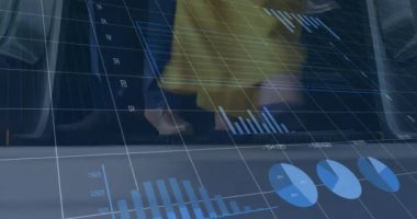 Çeşitli iş adamlarının ayak üzerinde finansal verilerin ve grafiklerin animasyonu. işletme, finans, ekonomi ve teknoloji konsepti dijital olarak oluşturulmuş video.