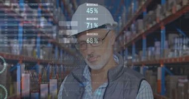 Kafkasyalı üst düzey erkek depo çalışanı üzerinden finansal grafiklerin ve verilerin animasyonu. İş, finans ve dağıtım hizmetleri kavramı dijital olarak oluşturuldu.