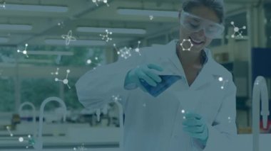 Kafkas kadın bilim adamının beherli moleküllerinin animasyonu. küresel bilim, araştırma ve veri işleme kavramı dijital olarak oluşturulmuş video.