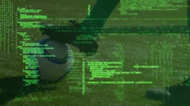 Spor sahasında futbol topu olan erkek futbolcunun alt kısmıyla veri işleme. spor ve teknoloji konsepti