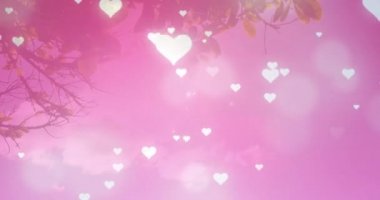 Sahilde birbirini öpen Afrikalı Amerikalı çiftin üzerine düşen birden fazla kalp simgesi. Aşk ve ilişki kavramı