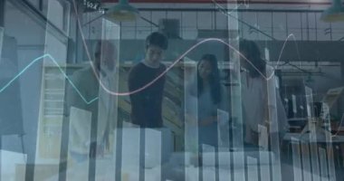 Çeşitli iş adamlarının konuşmaları üzerine veri işleme animasyonu. küresel iş, finans, bağlantılar ve dijital arayüz konsepti dijital olarak oluşturulmuş video.