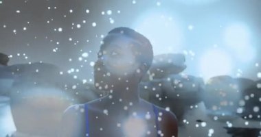 Deniz kenarındaki kayalıklarda yürüyen Afrikalı Amerikalı kadınlara karşı parlayan mavi noktalar. Seyahat ve tatil kavramı