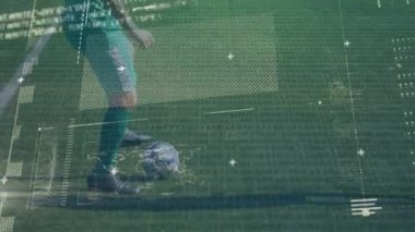 Spor sahasındaki farklı erkek futbolcuların bacaklarının üzerinde veri işleme animasyonu. spor, rekabet ve teknoloji konsepti dijital olarak oluşturulmuş video.