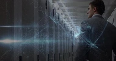 Bilgisayar sunucuları ve beyaz iş adamlarının veri işleme animasyonları. küresel internet güvenliği, veri işleme ve dijital arayüz kavramı dijital olarak oluşturulmuş video.