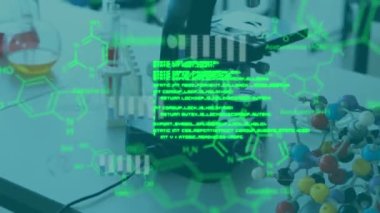 Laboratuvar üzerinde veri işleme ve kimyasal formüllerin animasyonu. küresel bilim, veri işleme ve dijital arayüz kavramı dijital olarak oluşturulmuş video.