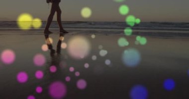 Sahilde yürüyen mutlu beyaz kadının üzerindeki ışıkların animasyonu. Etkin yaşam tarzı, spor, rahatlama ve deniz konsepti dijital olarak oluşturulmuş video.