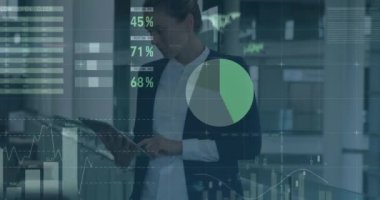 Tablet kullanan beyaz iş kadınının finansal verilerinin ve grafiklerinin animasyonu. işletme, finans, ekonomi ve teknoloji konsepti dijital olarak oluşturulmuş video.