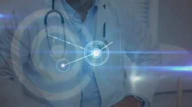Kafkasyalı mutlu erkek doktor üzerindeki bağlantıların animasyonu. Tıp, sağlık, bağlantılar, iletişim ve teknoloji konsepti dijital olarak oluşturulmuş video.