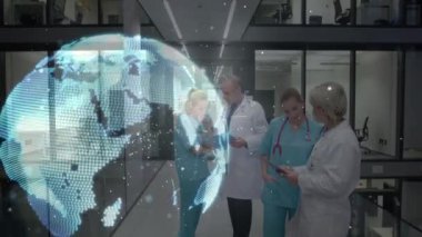 Tablet kullanan farklı doktorlar üzerinde bağlantı ağının ve dünyanın animasyonu. küresel tıp, bağlantılar ve dijital arayüz konsepti dijital olarak oluşturulmuş video.
