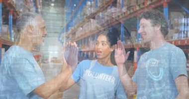 Üç farklı depo çalışanının finansal veri işleme animasyonu. küresel gönderim, dağıtım, iş, veri işleme ve teknoloji konsepti dijital olarak oluşturulmuş video.