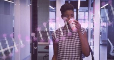 Afrika kökenli Amerikalı iş kadınının DNA 'sının animasyonu. küresel iş, teknoloji ve dijital arayüz kavramı dijital olarak oluşturulmuş video.